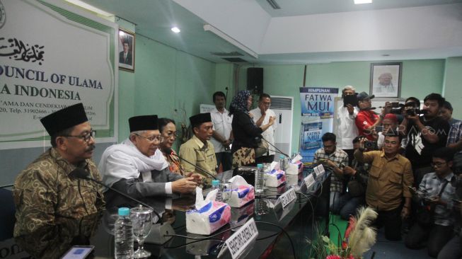 Sukmawati Soekarnoputri, putri mendiang Presiden pertama RI Soekarno, menemui Ketua Majelis Ulama Indonesia Ma'ruf Amin di gedung MUI, Jalan Proklamasi, Menteng, Jakarta, Kamis (5/4).