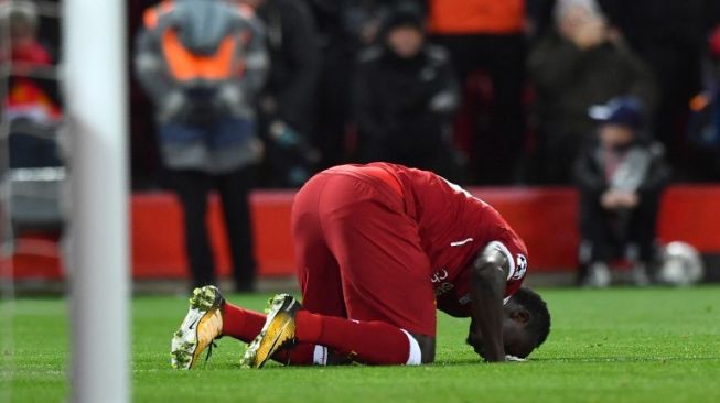 Gelandang Liverpool Sadio Mane sujud merayakan golnya ke gawang Manchester City. Anthony Devlin / AFP