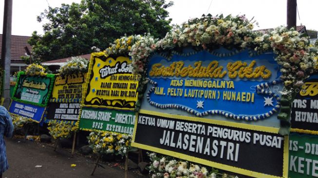 Dibunuh saat Baca Alquran, Karangan Bunga Penuhi Rumah Hunaedi