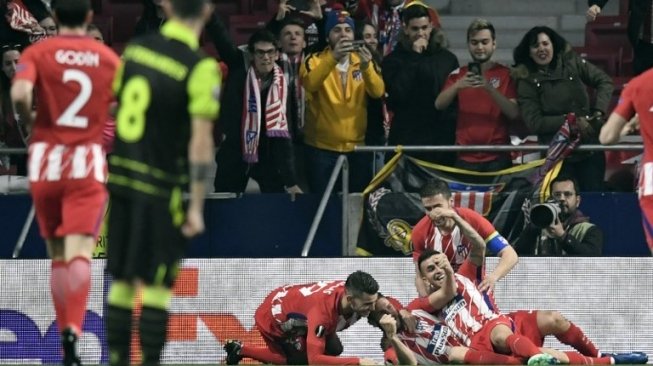 Para pemain Atletico Madrid merayakan gol Koke ke gawang Sporting Lisbon di awal pertandingan. GABRIEL BOUYS / AFP