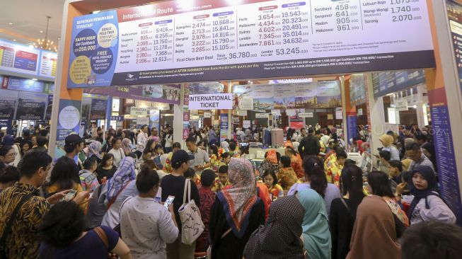 Pengunjung memadati Garuda Indonesia Travel Fair 2018 di Jakarta Convention Center, Senayan, Jakarta, Jumat (6/4).