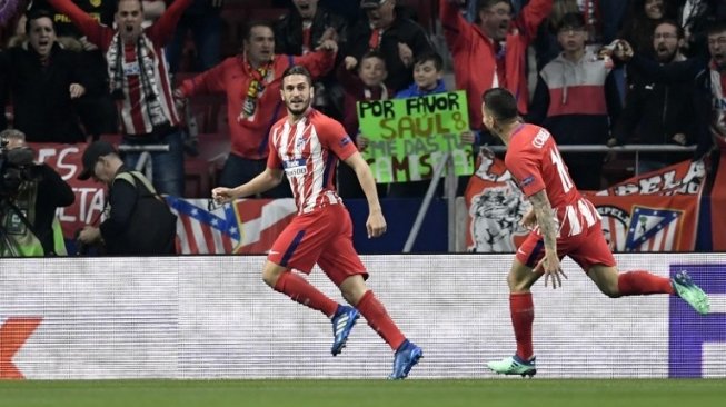 Gelandang Atletico Madrid Koke (kiri) merayakan golnya ke gawang Sporting Lisbon. GABRIEL BOUYS / AFP