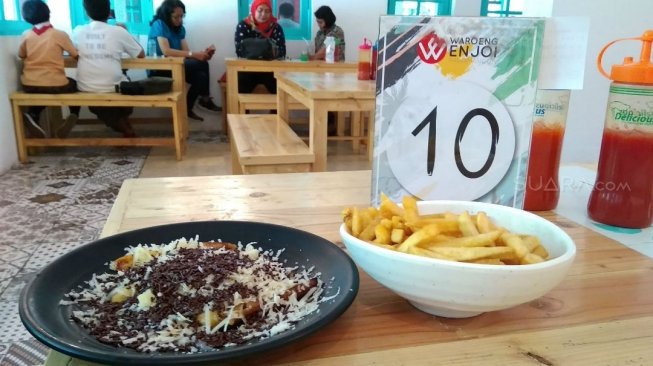 Tak hanya menu utama, Warung Enjoi juga menyajikan baragam camilan enak. (SUara.com/Firsta Nodia)