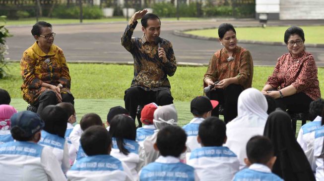 Presiden Joko Widodo (kedua kiri) bersama Ibu Negara Iriana Joko Widodo (kedua kanan), Menteri Kesehatan Nila Moeloek (kanan) dan Menteri Pemberdayaan Perempuan dan Perlindungan Anak (MenPPPA) Yohana Yembise (kiri) berbincang dengan anak-anak penderita kanker pendampingan Yayasan Kanker Anak Indonesia saat silaturahmi di halaman belakang Istana Bogor, Jawa Barat, Jumat (6/4).