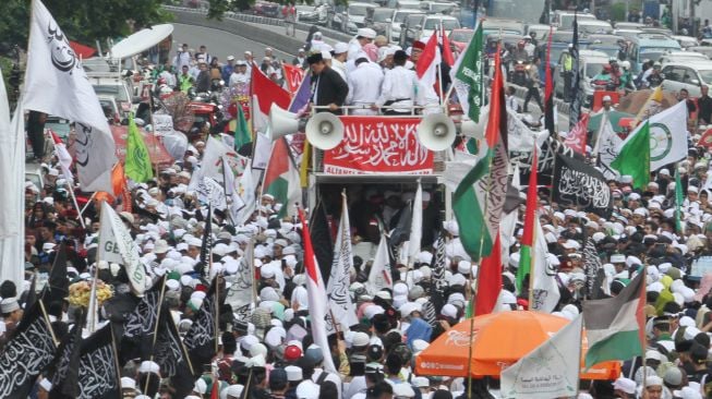 Sejumlah massa melakukan aksi demo di depan gedung Bareskrim Polri, Gambir, Jakarta, Jum'at (6/4).