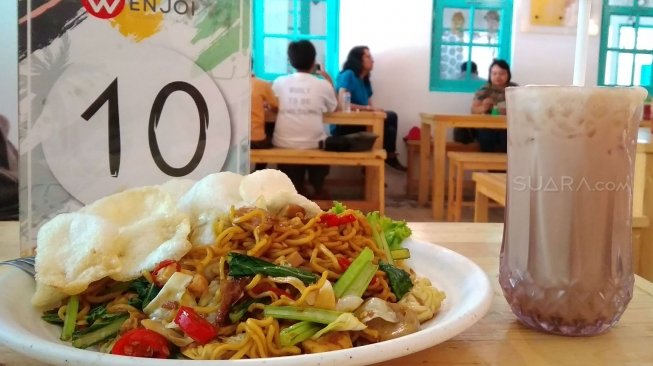 Warung Enjoi menghadirkan menu western dan lokal. (Suara.com/Firsta Nodia)