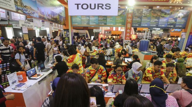 Pengunjung memadati Garuda Indonesia Travel Fair 2018 di Jakarta Convention Center, Senayan, Jakarta, Jumat (6/4).