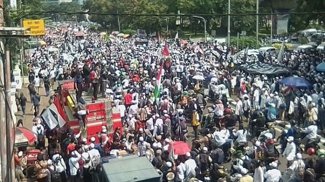 Massa Anti Puisi Sukmawati Gelar Demonstrasi di Bareskrim Polri