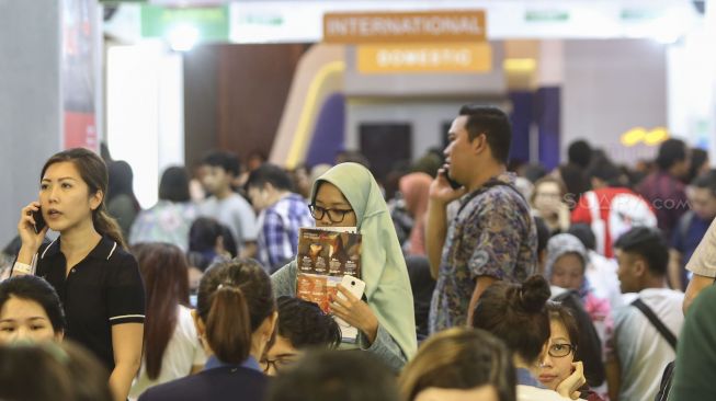 Pengunjung memadati Garuda Indonesia Travel Fair 2018 di Jakarta Convention Center, Senayan, Jakarta, Jumat (6/4).