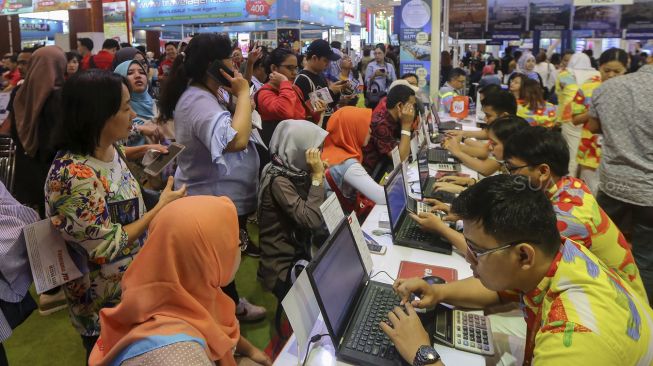 Pengunjung memadati Garuda Indonesia Travel Fair 2018 di Jakarta Convention Center, Senayan, Jakarta, Jumat (6/4).