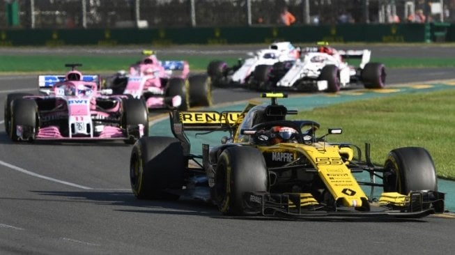 Pebalap F1 dari tim Renault, Carlos Sainz Jr (depan) saat balapan GP Australia, Minggu (25/3/2018). [AFP/William West]