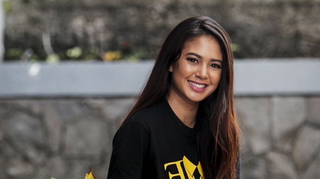 Artis cantik Aurelie Moeremans berpose saat menyambangi kantor redaksi suara.com di Jakarta, Kamis (5/4).