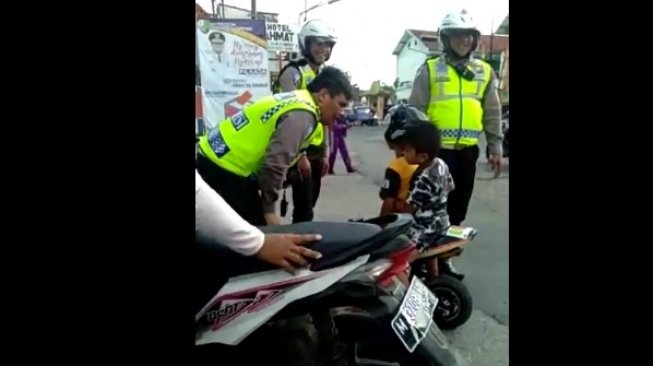 Tunggangi Motor Mungil di Jalan Raya, Anak TK Menangis Ditilang