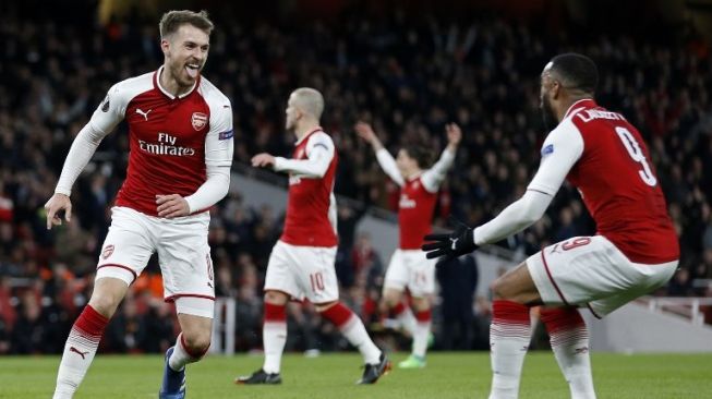 Gelandang Arsenal Aaron Ramsey (kiri) merayakan golnya ke gawang CSKA Moskow dengan rekannnya Alexandre Lacazette. Ian KINGTON / IKIMAGES / AFP 