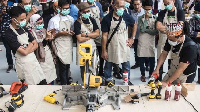 Peserta workshop Brotherwood mengikuti kelas membuat furnitur maupun pajangan dinding dari kayu di Bandung, Jawa Barat, Jumat (6/4). 