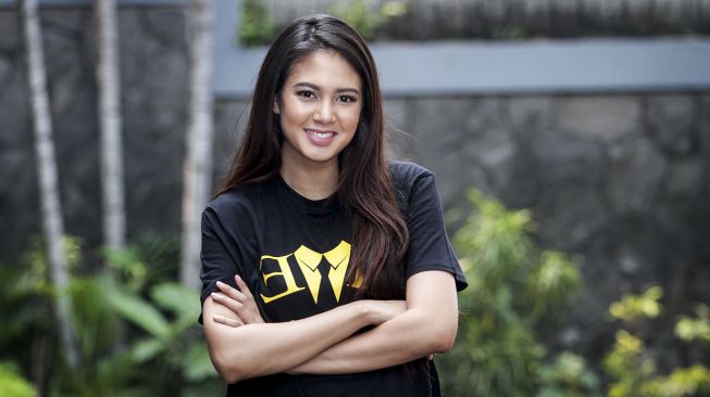 Artis cantik Aurelie Moeremans berpose saat menyambangi kantor redaksi suara.com di Jakarta, Kamis (5/4).