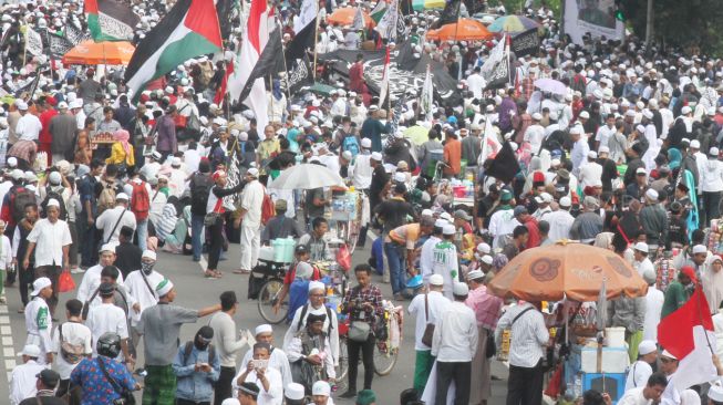 Sejumlah massa melakukan aksi demo di depan gedung Bareskrim Polri, Gambir, Jakarta, Jum'at (6/4).