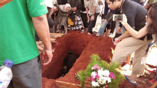 Pembunuhan di Lebak Bulus, Jenazah Hunaedi Dimakamkan