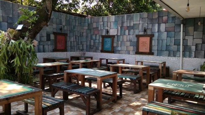 Outdoor Warung Enjoi nyaman untuk kumpul bareng bersama teman atau keluarga. (Suara.com/Firsta Nodia)