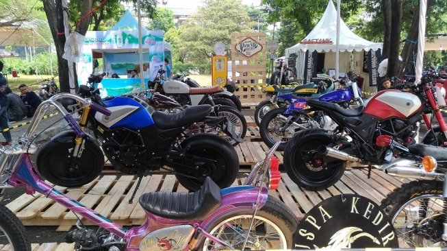 Sejumlah sepeda motor custom dipamerkan di arena Parjo 2018 di TMII, Jakarta Timur, Sabtu (7/4). [Suara.com/Manuel Jeghesta Nainggolan]
