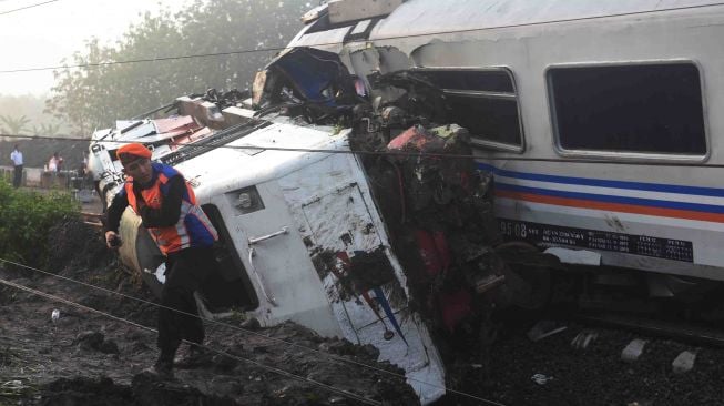 Menyebabkan seorang masinis kereta itu meninggal. 