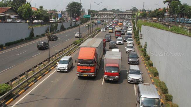 Kendaraan roda empat melintas di Jalan Tol Lingkar Luar Jakarta, Sabtu (7/4). 