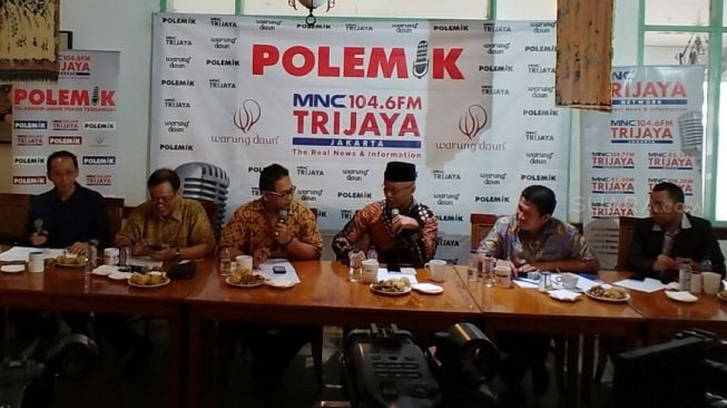 Direktur Komunikasi dan Informasi Badan Intelijen Negara (BIN), Wawan Hari Purwanto (kiri) dalam diskusi bertajuk "Maling Data Facebook" di Warung Daun Cikini, Jakarta Pusat, Sabtu (7/4/2018). [Suara.com/Nikolaus Tolen]