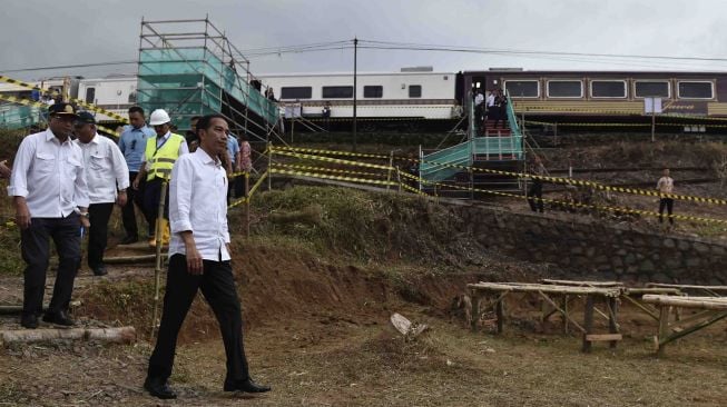 Presiden Joko Widodo (kanan) didampingi Menteri Perhubungan Budi Karya Sumadi meninjau program padat karya di Cicurug, Sukabumi, Jawa Barat, Sabtu (7/4). 