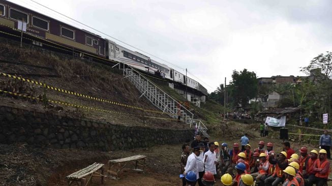 Presiden Joko Widodo (tengah) berbincang dengan pekerja padat karya di Cicurug, Sukabumi, Jawa Barat, Sabtu (7/4).