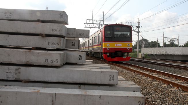 Proyek pembangunan kontruksi jalur rel dwi ganda atau 'double-doubel track (DDT)' di kawasan Stasiun Manggarai, Jakarta, Sabtu(7/4).