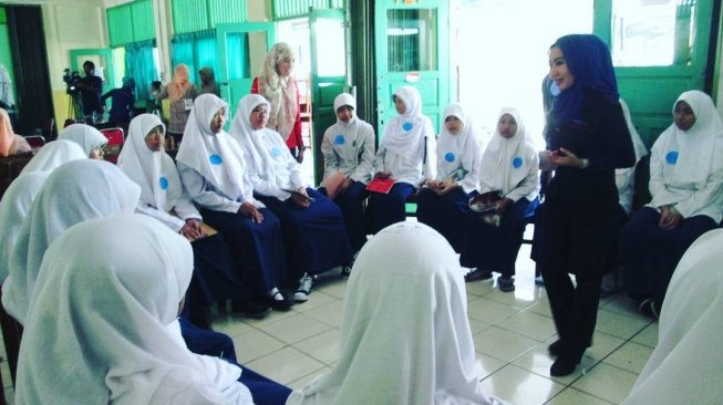 Komunitas Jurnalis Berhijab (KJB) juga punya program edukasi ke sekolah-sekolah. (Foto: Dok. KJB)