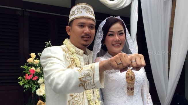 Chef Aiko telah resmi dinikahi Saugi Balfas dalam prosesi pernikahan yang berlangsung di kawasan Buni Manten, Sawah Lama, Ciputat, Tangerang Selatan, Sabtu (7/4/2018). [Suara.com/Wahyu Tri Laksono]