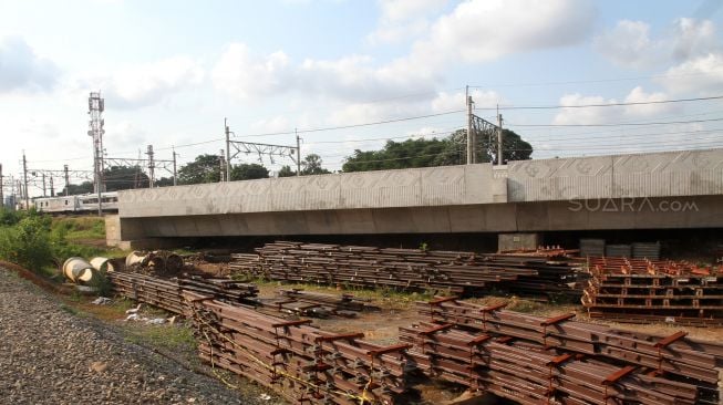 Proyek pembangunan kontruksi jalur rel dwi ganda atau 'double-doubel track (DDT)' di kawasan Stasiun Manggarai, Jakarta, Sabtu(7/4).