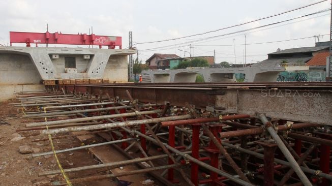 Proyek pembangunan kontruksi jalur rel dwi ganda atau 'double-doubel track (DDT)' di kawasan Stasiun Manggarai, Jakarta, Sabtu(7/4).