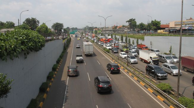 Kendaraan roda empat melintas di Jalan Tol Lingkar Luar Jakarta, Sabtu (7/4). 