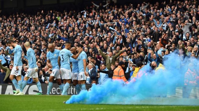 Asap biru menghiasi perayaan gol Man City ke gawang MU [AFP]