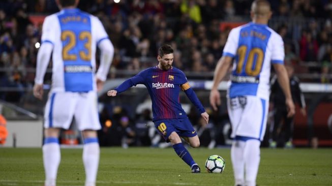 Pemain Barcelona Lionel Messi melepaskan tendangan bebas ke gawang Girona [AFP]