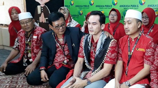 Pemain sinetron Atalarik Syach di Bandara Soetta, Minggu (8/4/2018). [suara.com/Ismail]