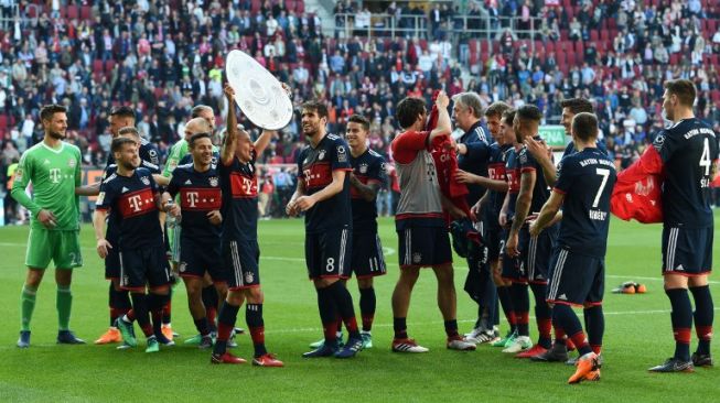 Pemain Bayern Munich rayakan keberhasilan mempertahankan gelar Bundesliga enam musim berturut-turut usai mengunci kemenangan di laga kontra Augsburg [AFP]