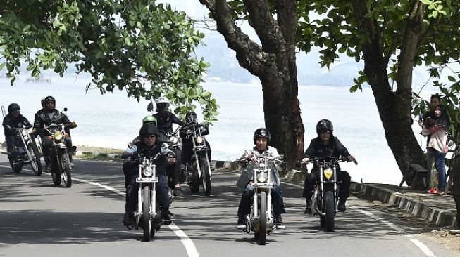 Jokowi kendarai chopper saat blusukan ke Sukabumi [Antara/Puspa Perwitasari] 