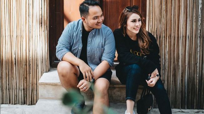 Momo Geisha dan suami, Reza. (Instagram)