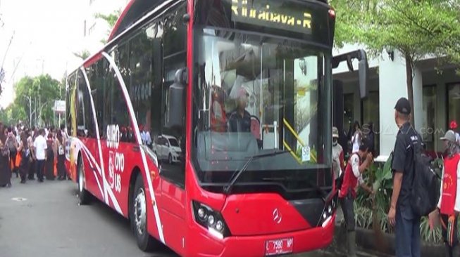 Tak Perlu Uang, Naik Bus di Surabaya Cukup Bayar Pakai Sampah