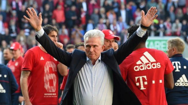 Pelatih Bayern Munich Jupp Heynckes menyapa fans usai kemenangan timnya atas Augsburg [AFP]