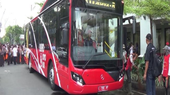 Hanya di  Surabaya  Naik Bus  Canggih Bayarnya Pakai Botol Bekas