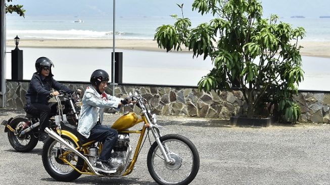 Jokowi kendarai chopper saat blusukan ke Sukabumi [Antara/Puspa Perwitasari] 