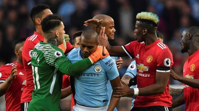 Pemain MU Paul Pogba (kiri) menyalami pemain Man City usai laga di Etihad Stadium yang berakhir 2-3 untuk kemenangan MU [AFP]