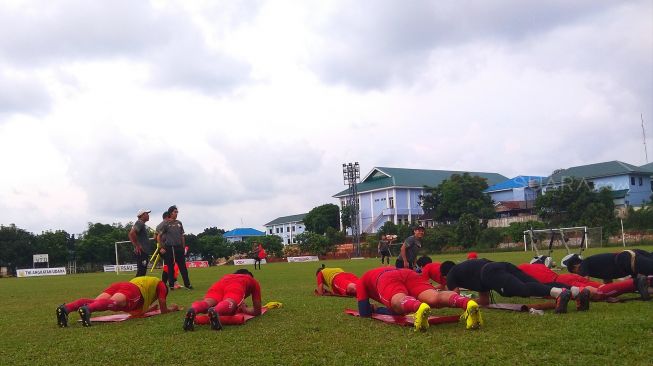 Usai ditekuk PSMS Medan 3-1 dalam lanjutan Liga 1 2018, skuat Persija Jakarta menggelar latihan sore di Lapangan Sutasoma, Halim Perdana Kusuma, Sabtu (7/4/2018) [Suara.com/Arief Apriadi]