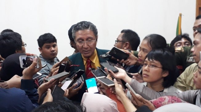 Ketua Umum PB IDI, Prof. Dr. Ilham Oetama Marsis, Sp. OG saat jumpa pers di Jakarta, Senin (9/4/2018). [Suara.com/Risna Halidi]