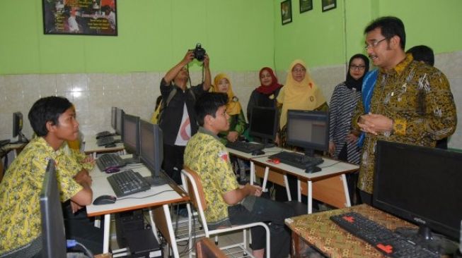 Komisi X Apresiasi Kesiapan Siswa SMP Kota Surabaya Hadapi UNBK
