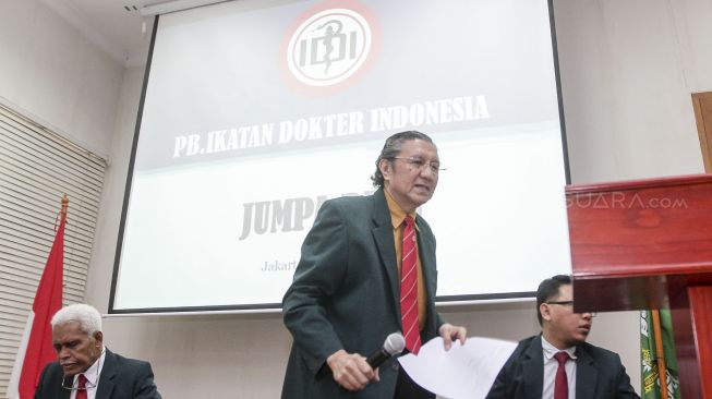 Ketua Pengurus Besar Ikatan Dokter Indonesia (PB IDI) Prof. Marsis bersama dengan Ketua Dewan Pakar PB IDI Prof. Razak Tahar dan Ketua Dewan Pertimbangan PB IDI Erol Hutagalung memberikan keterangan pers di Jakarta, Senin (9/4). 